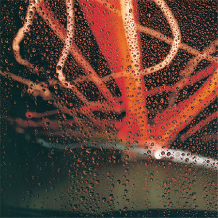 雨中的城市唯美图片高清_玻璃上的雨珠图片素材