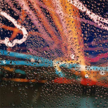 雨中的城市唯美图片高清_玻璃上的雨珠图片素材
