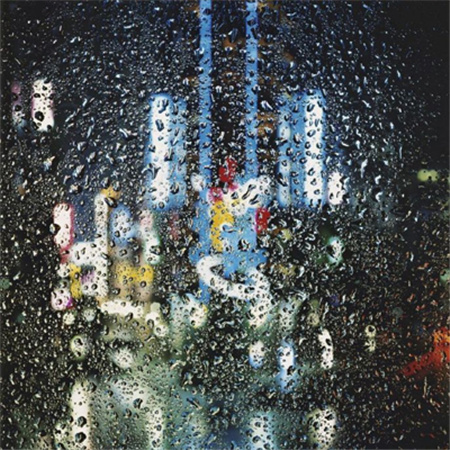 雨中的城市唯美图片高清_玻璃上的雨珠图片素材