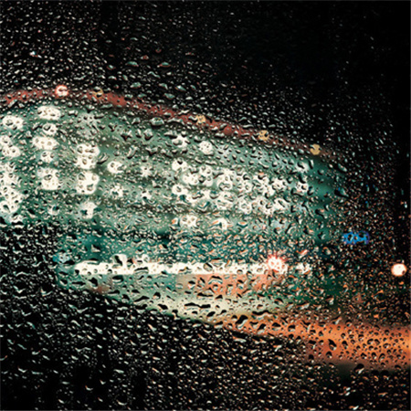 雨中的城市唯美图片高清_玻璃上的雨珠图片素材