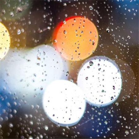 雨中的城市唯美图片高清_玻璃上的雨珠图片素材