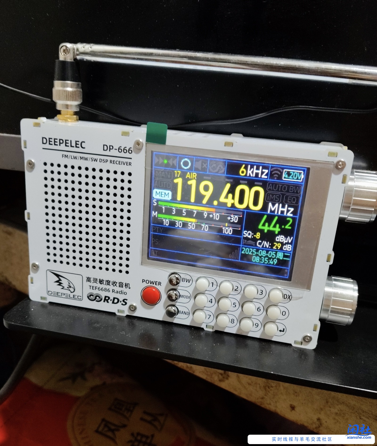 这两台短波收音机，看着很高科技，比普通手机都贵