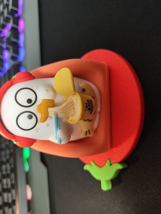 吃泡面中了个手办哈哈