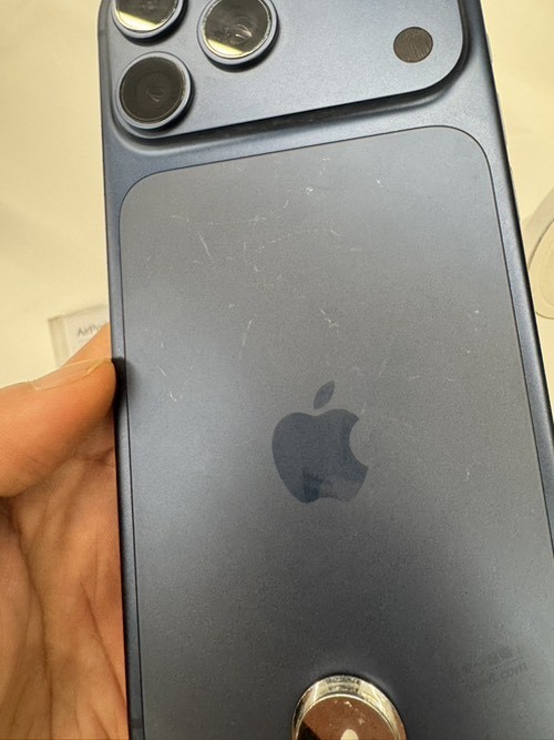 iphone17也太垃圾了吧，新机第一天就划痕