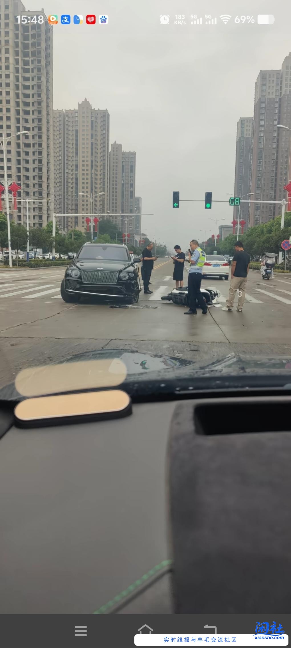 小黄毛+9号电摩怼了宾利添越