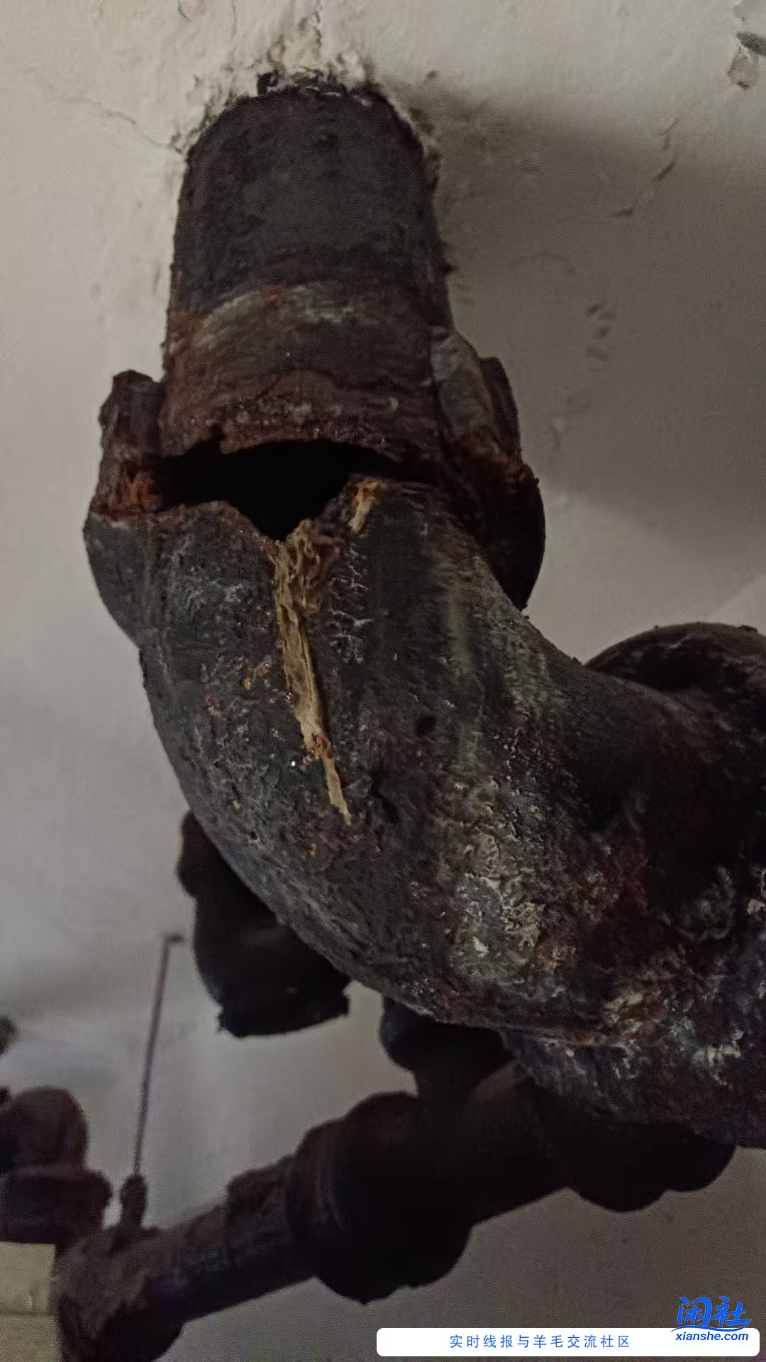 买了个老破小二手房装修，楼下找上来让我修他家楼顶的排水管。请教老哥们。