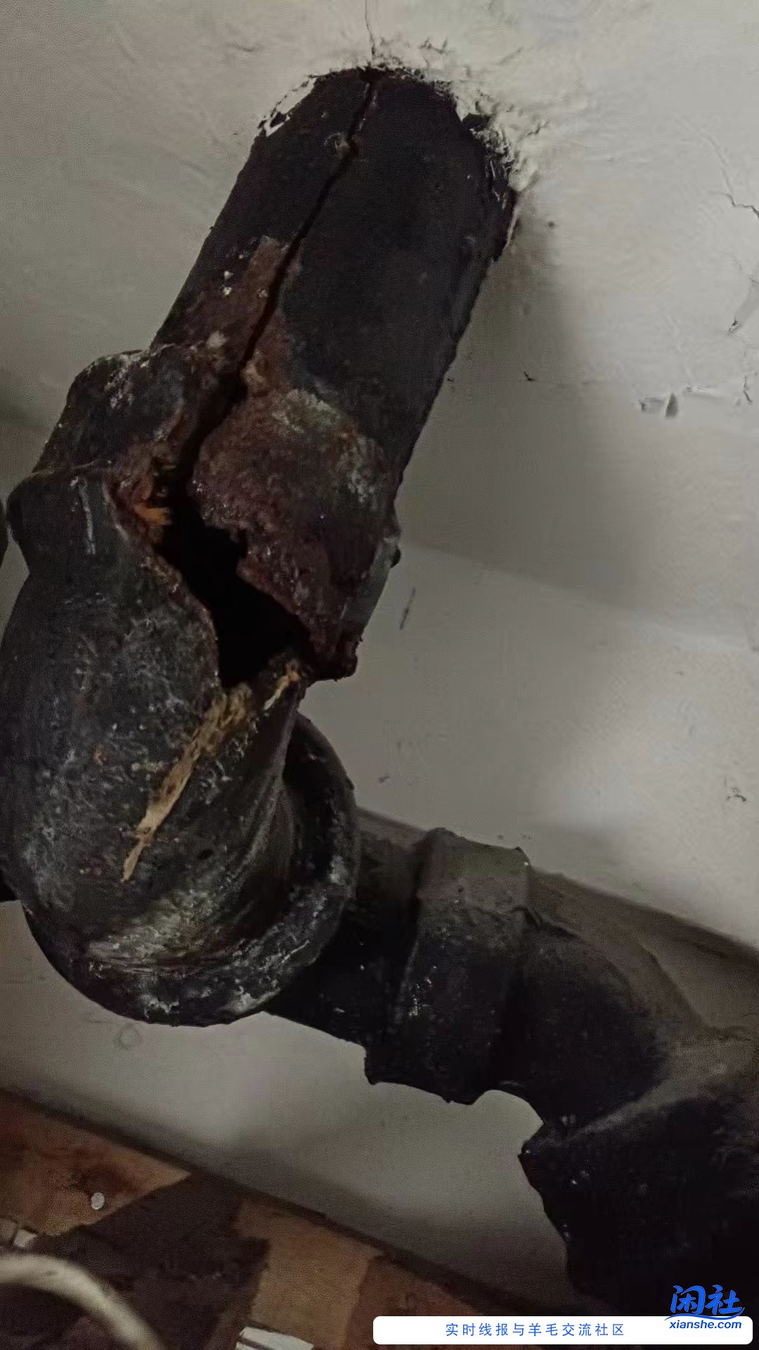 买了个老破小二手房装修，楼下找上来让我修他家楼顶的排水管。请教老哥们。