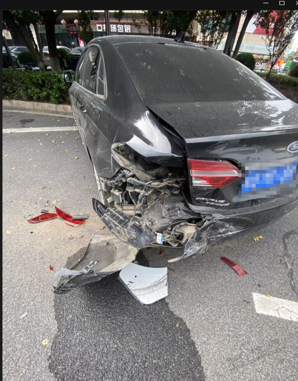 飞来横祸,车停着被撞了