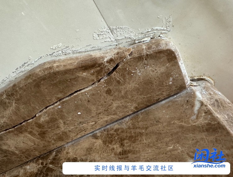 浴室柜台面贴墙那条开裂还有救吗？