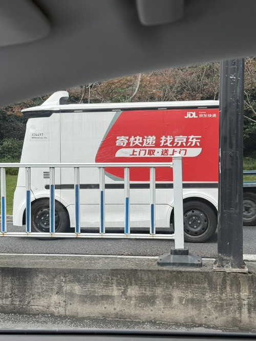 无人快递车不用遵守交通规则吗