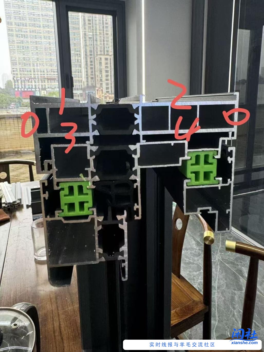 看了一下吧里大哥的窗户报价1080，铝材厚度不知，我的这个6腔主材2.0厚报价500参考