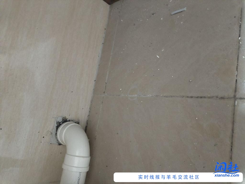 上图，厨房下水口这样搞的。有没有办法可以让地面的水都从这里排出？没有装地漏