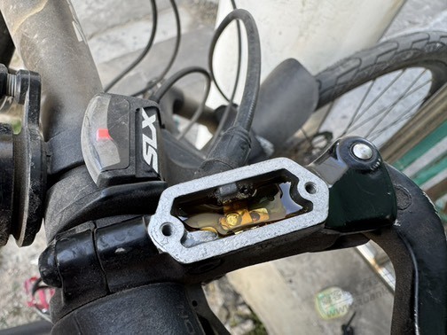 加个刹车油才发现，谁把刹车管道给烧了一下！